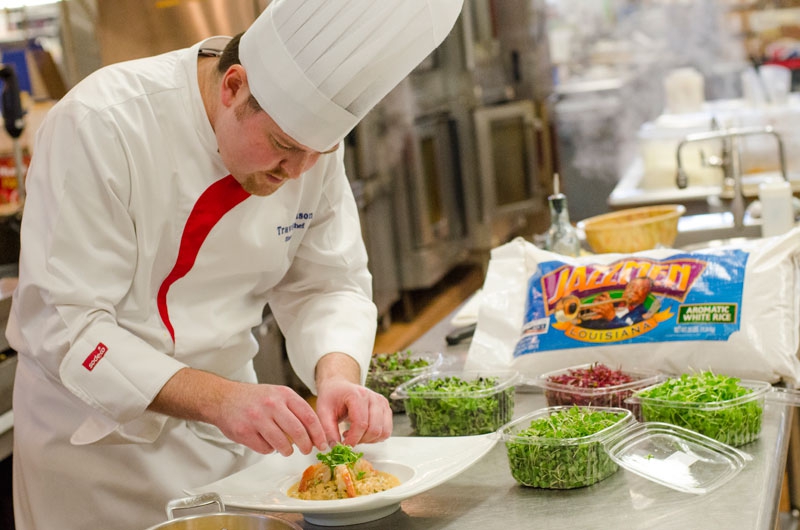 Executive Chef Travis Johnson plating Jazzmen dish at Tulane Sodexo University